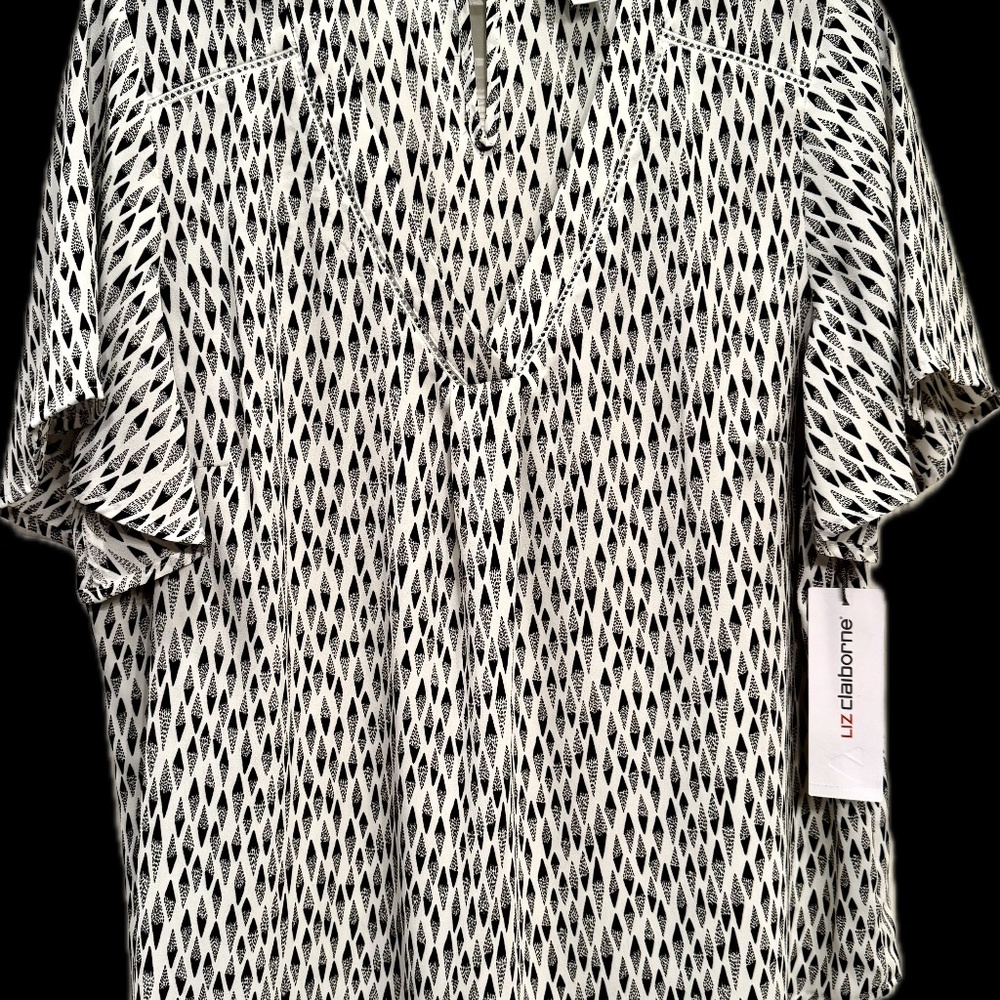 Liz Claiborne Women's Top Size M White Black Diamond Pattern Button Close V Neck
